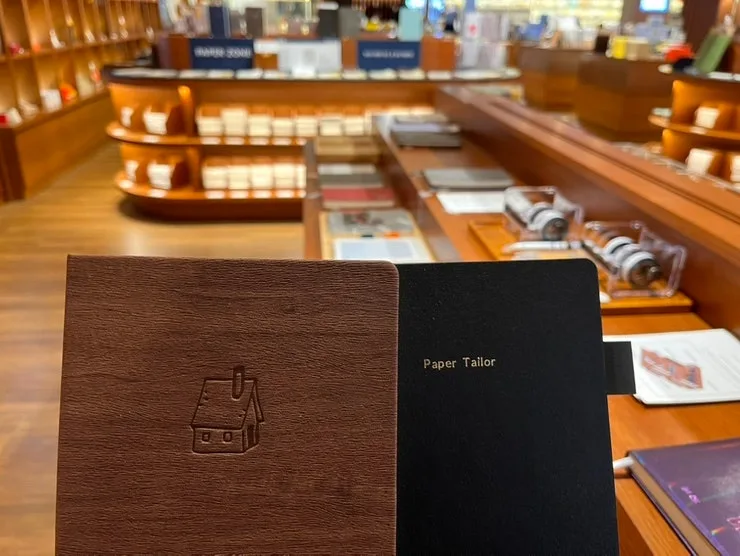 永豊文庫 鍾路本店 — 茶色と黒のノート表紙
