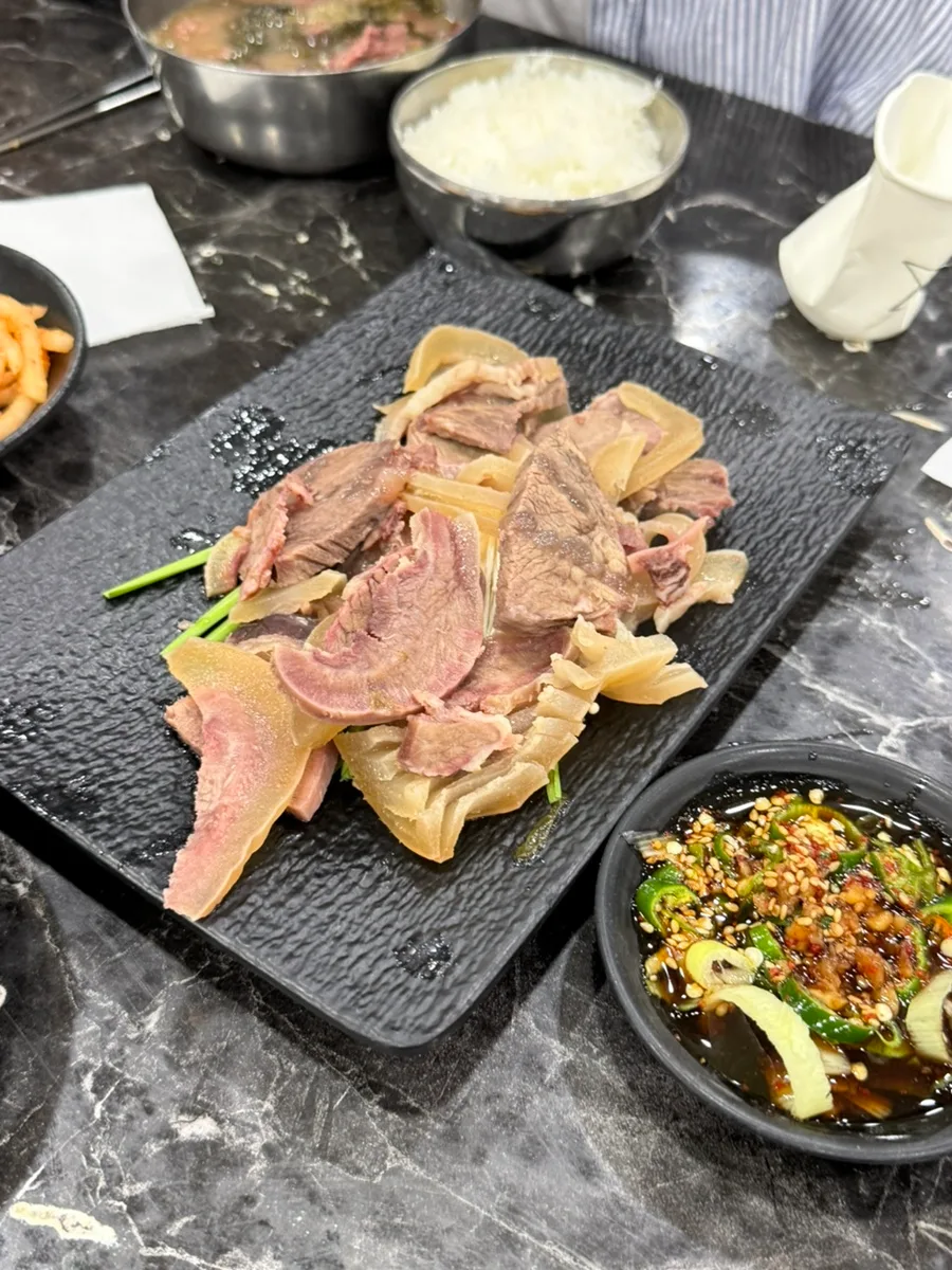 ユチ会館 本店 — 薄切りのスユクと薬味だれ
