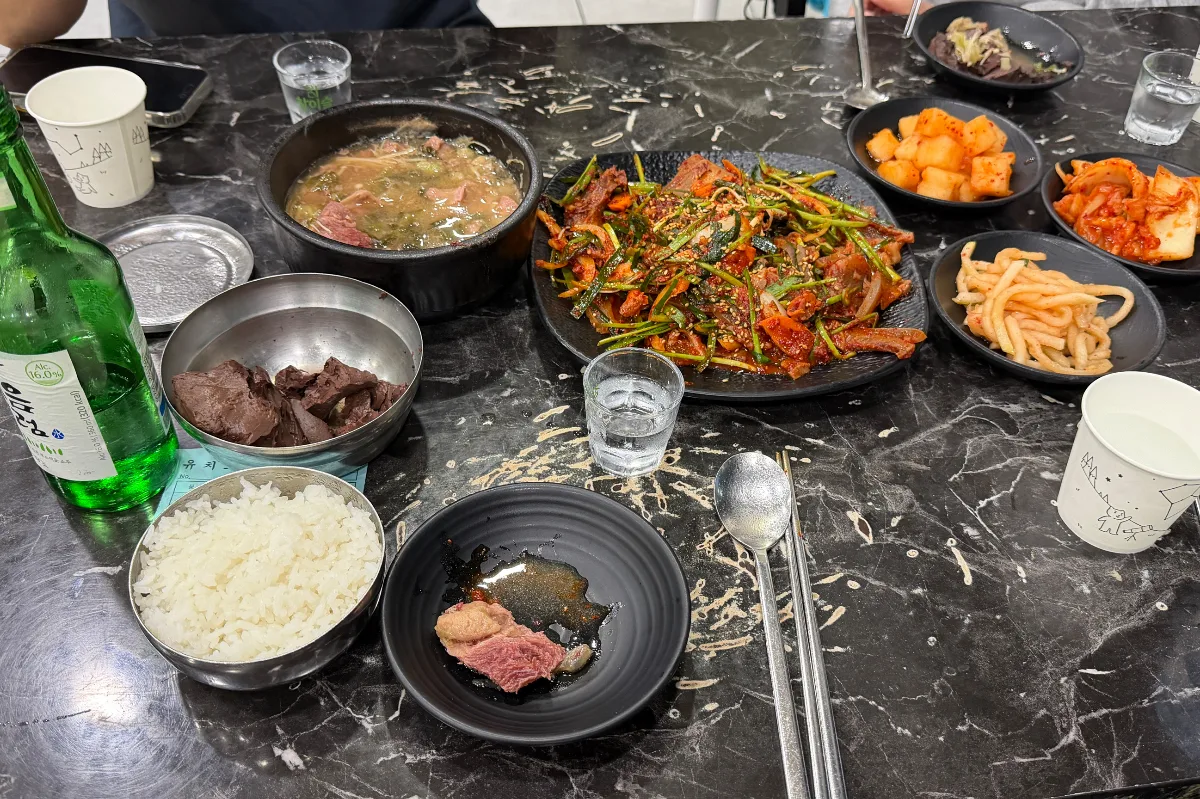 ユチ会館 本店 — スユクムチムとスープの食卓