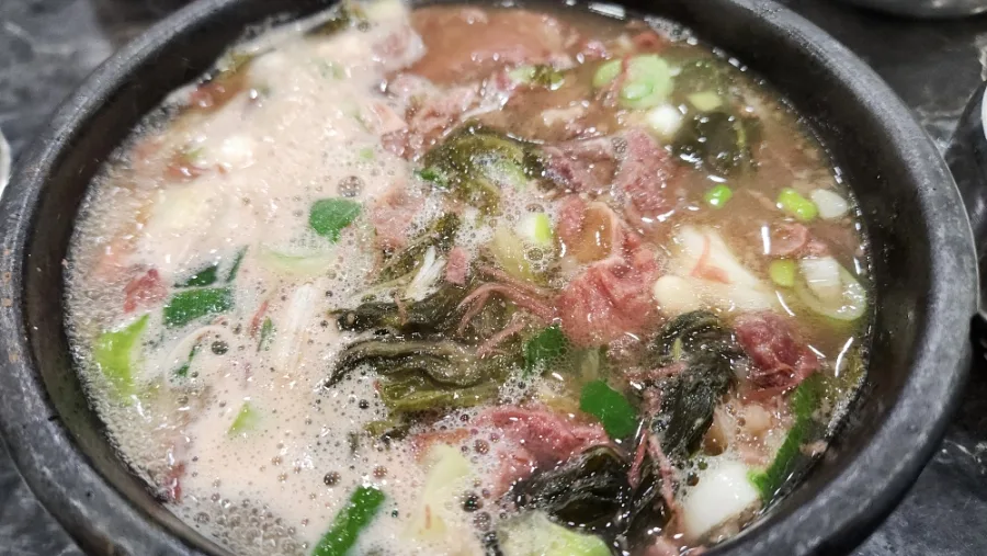 泡立つスープと牛肉、葉野菜