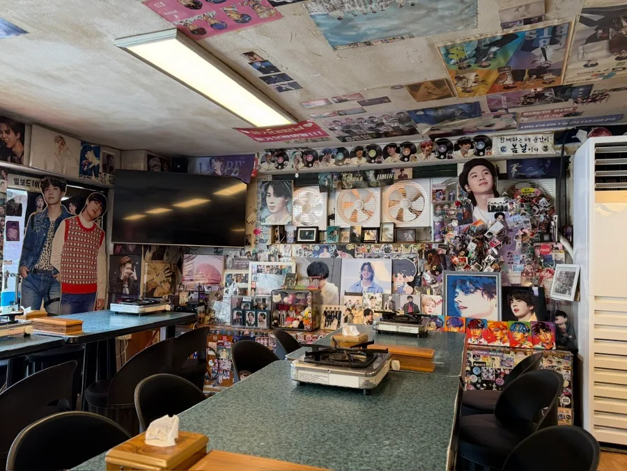 壁も天井もBTSの写真で埋まる店内