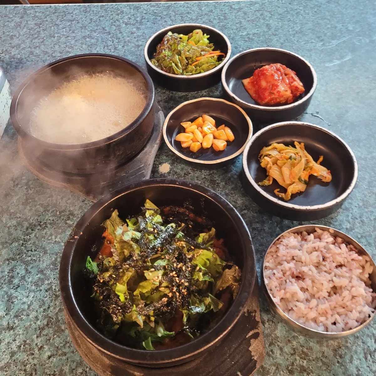 石鍋の料理とご飯、小皿のおかず