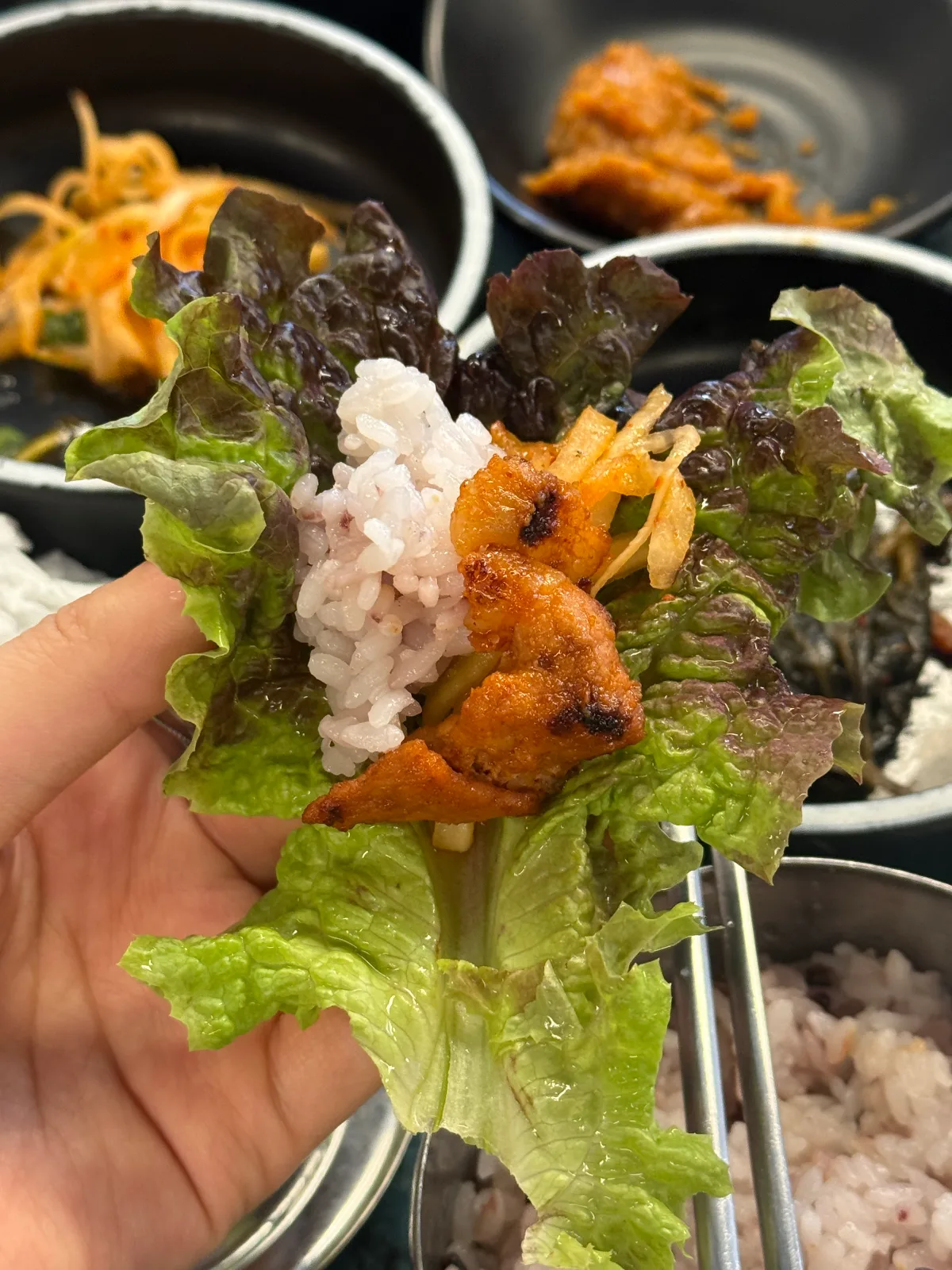 葉野菜にのせたご飯と豚肉