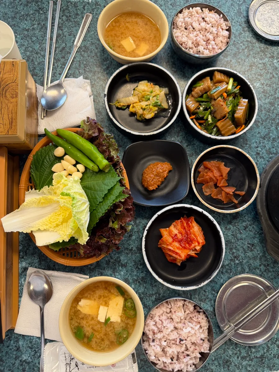 葉野菜と雑穀ご飯、小皿のおかず