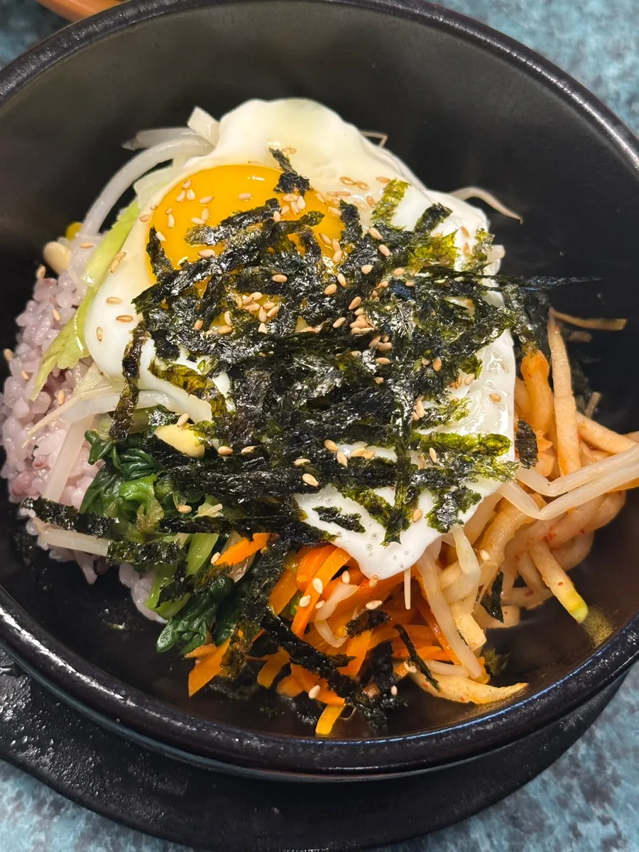 野菜と目玉焼きの石焼きビビンバ
