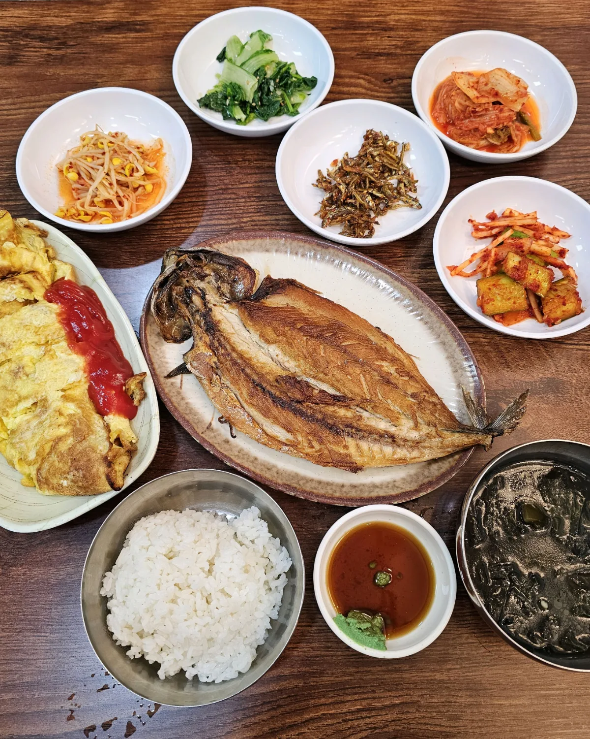 ユジョン食堂 — 焼き魚とおかずが並ぶ食卓