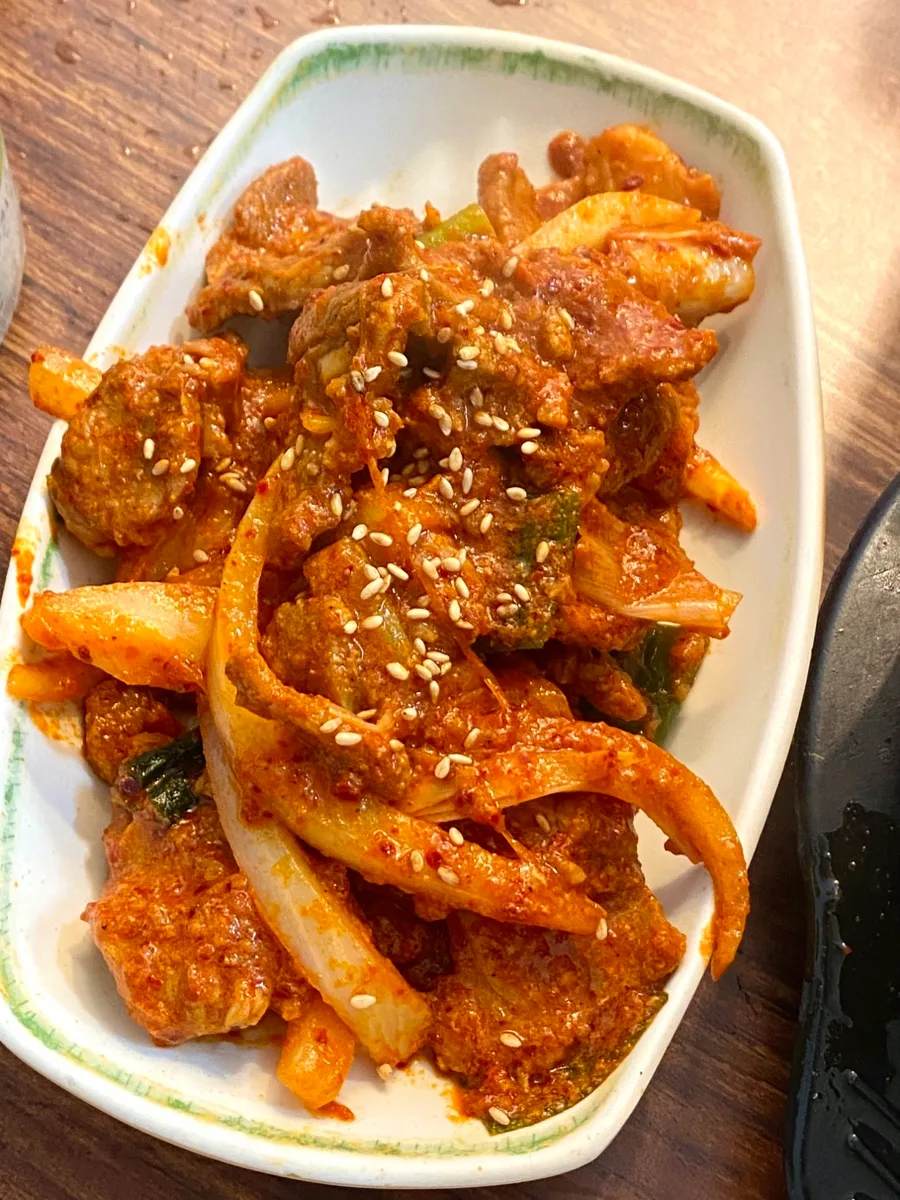 ユジョン食堂 — 玉ねぎと豚肉のピリ辛炒め