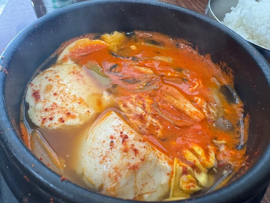 豆腐が入った赤いチゲ