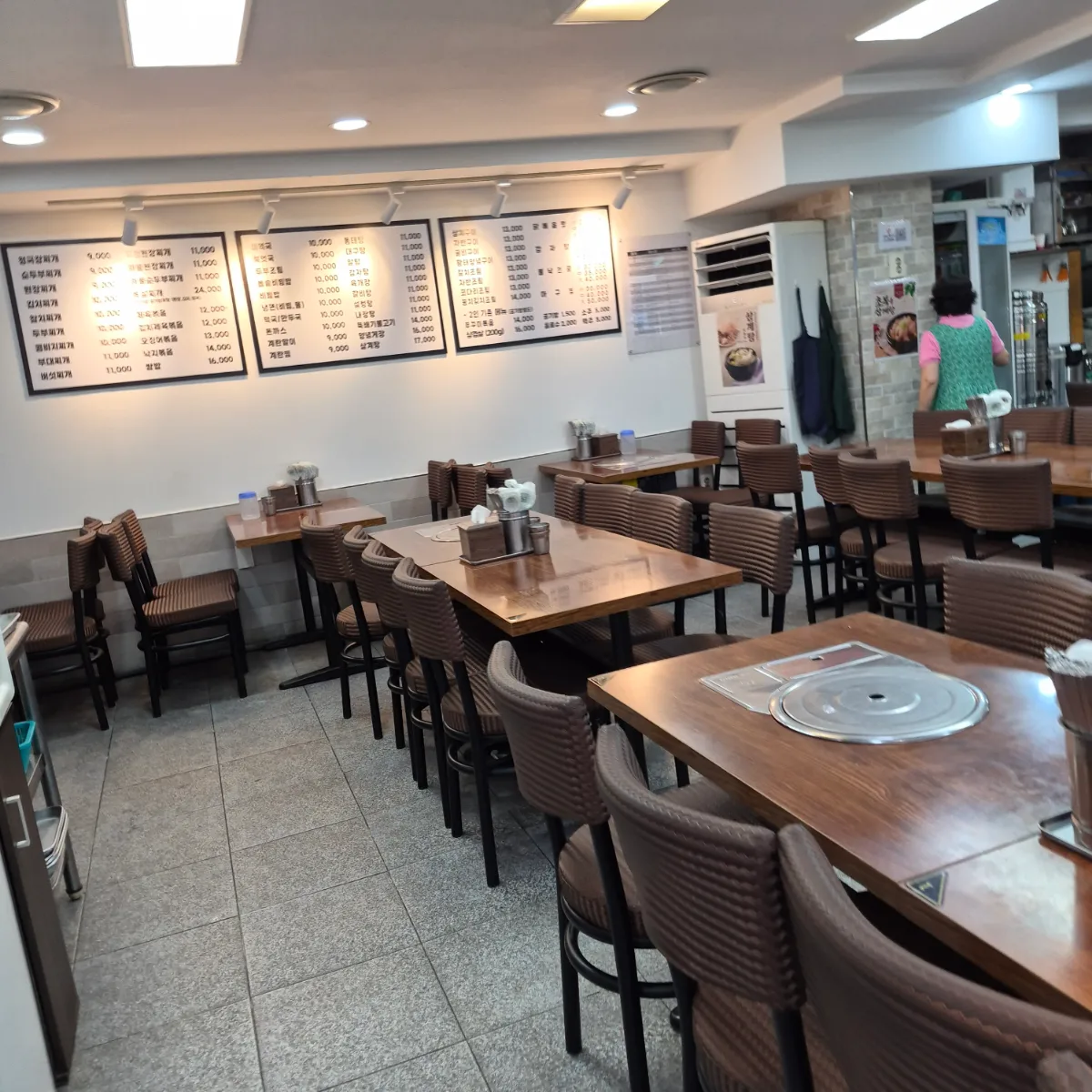 ユジョン食堂 — 木のテーブルが並ぶ店内