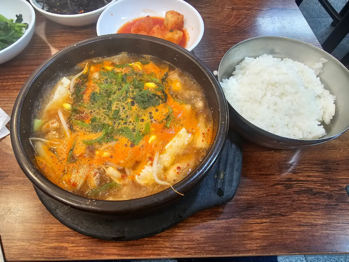 ユジョン食堂 — 野菜の入った赤いスープとご飯