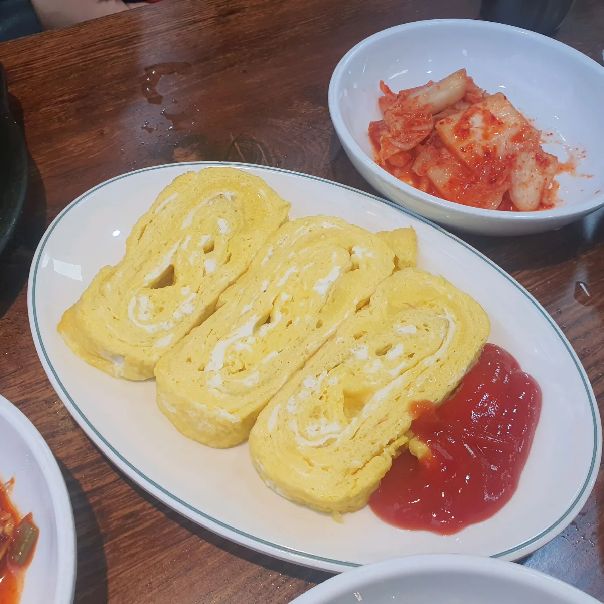 ユジョン食堂 — ケチャップを添えたケランマリ