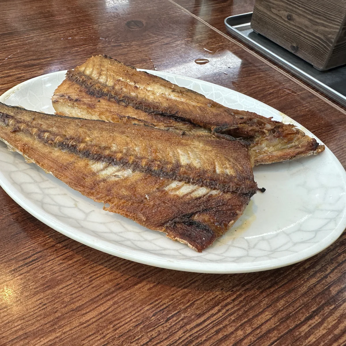 こんがり焼かれた開きのサバ