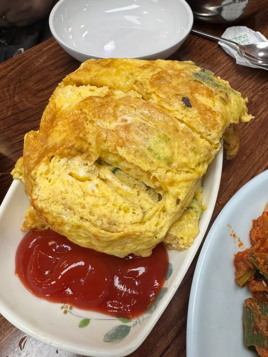 ケチャップを添えた分厚いケランマリ