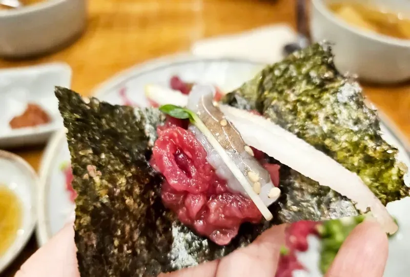 海苔で包んだユッケ