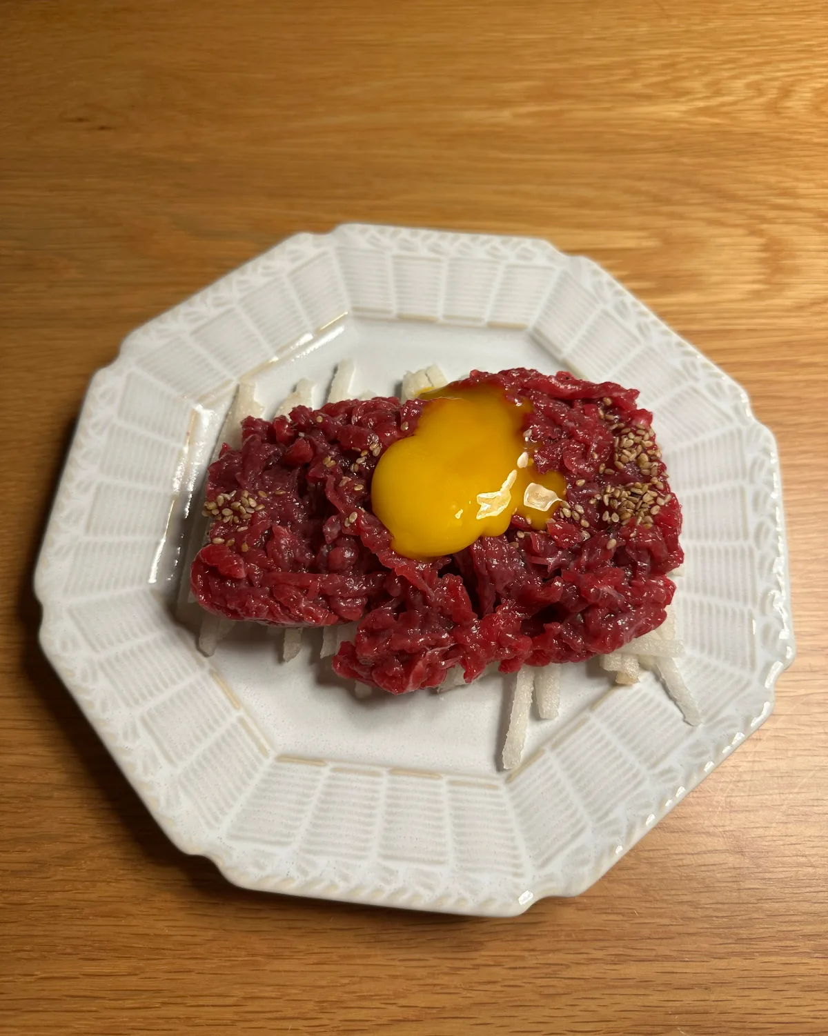 卵黄とごまをのせたユッケ