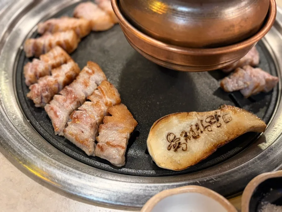 鉄板の豚バラ肉と焼いたきのこ