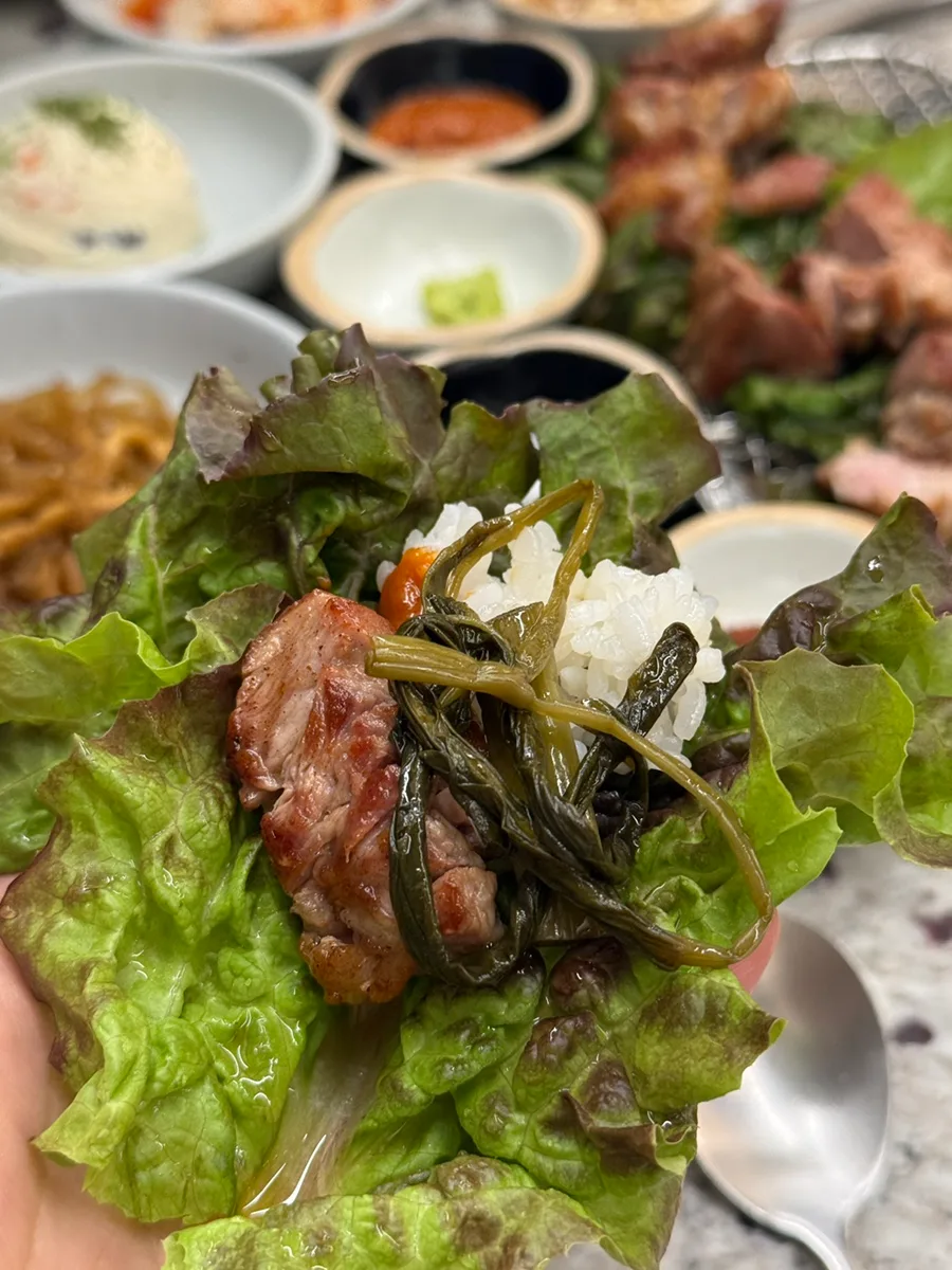 肉とご飯を包んだサンチュ