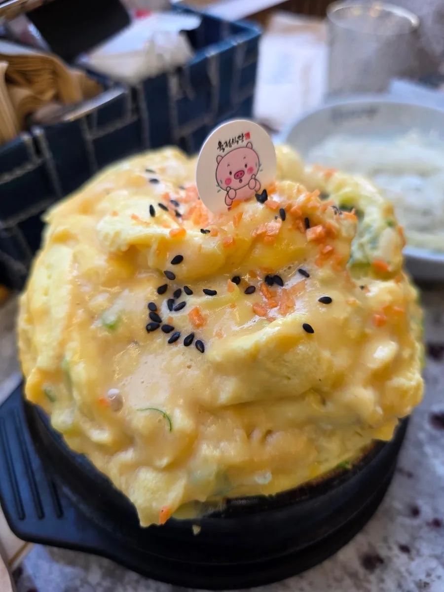 器から盛り上がるふわふわの卵蒸し
