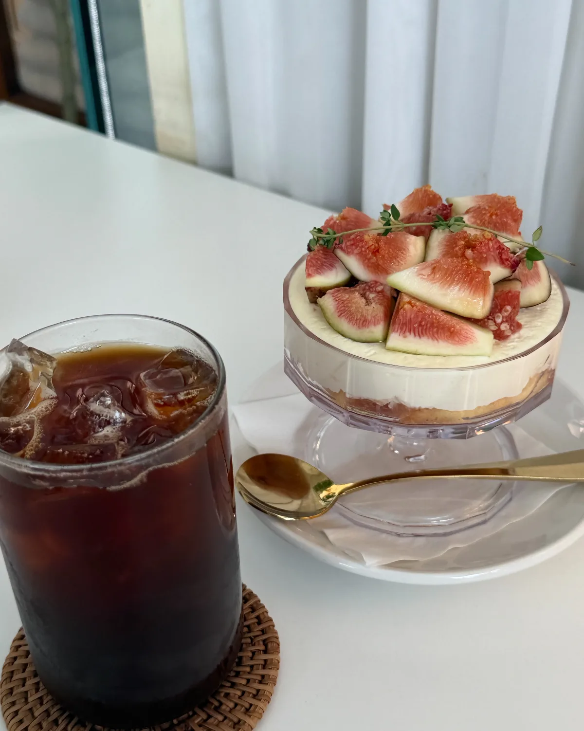いちじくをのせたティラミスとアイスコーヒー