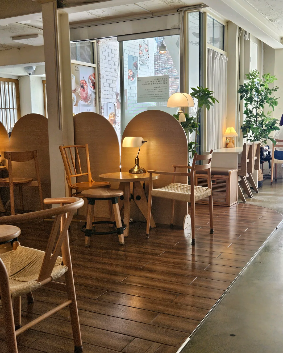 zakdangmoi 延南店 — アーチ形の仕切りと木の椅子が並ぶ客席