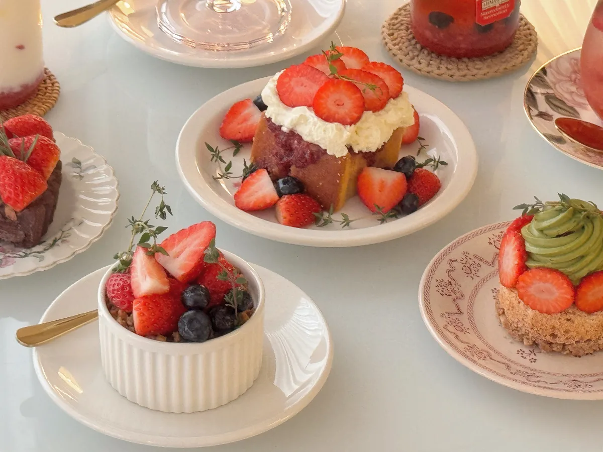 いちごの季節に並ぶケーキやタルト
