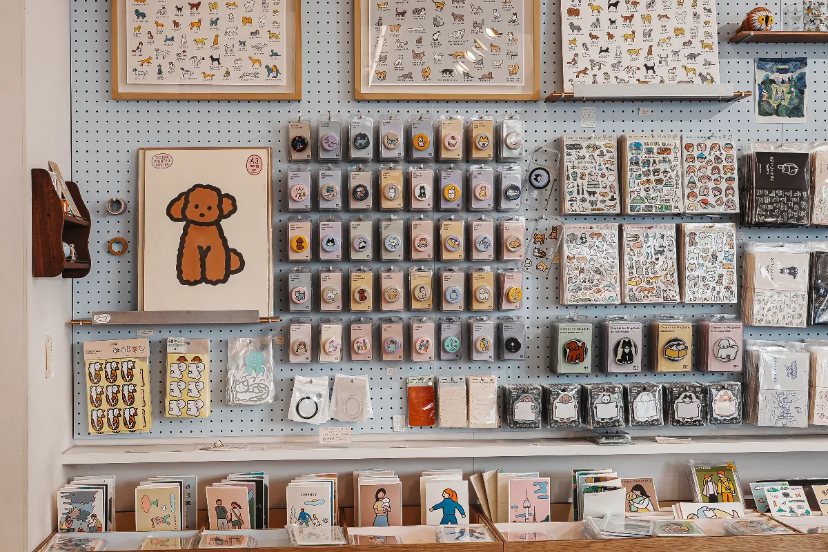 ZERO SPACE 望遠店 — 動物柄の小物とカードが並ぶ棚