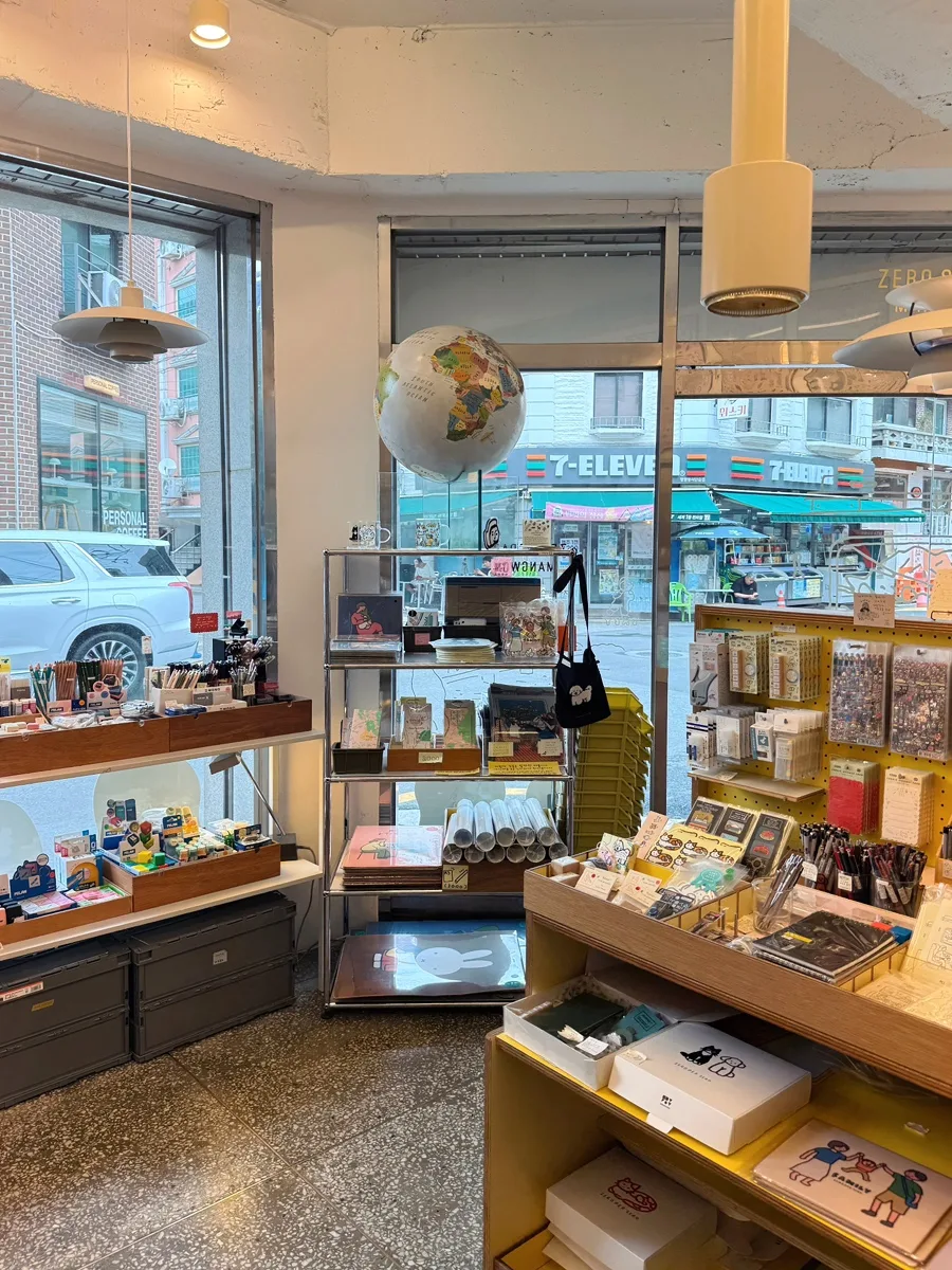 ZERO SPACE 望遠店 — 大きな窓と文房具の売り場