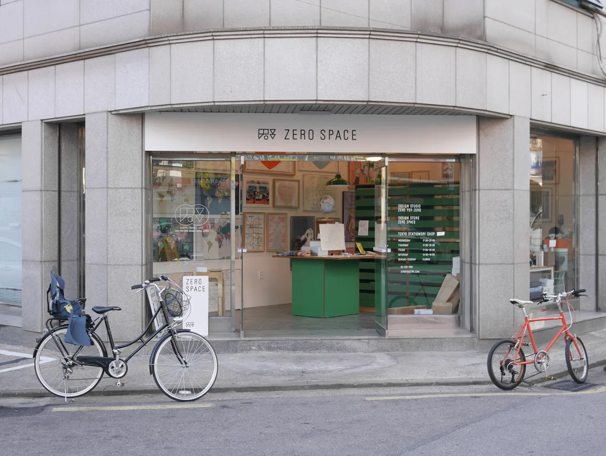 ZERO SPACE 望遠店 — 自転車が停まるガラス張りの店先