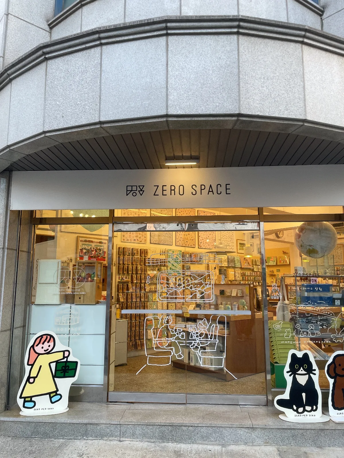 キャラクターの看板が迎える入口