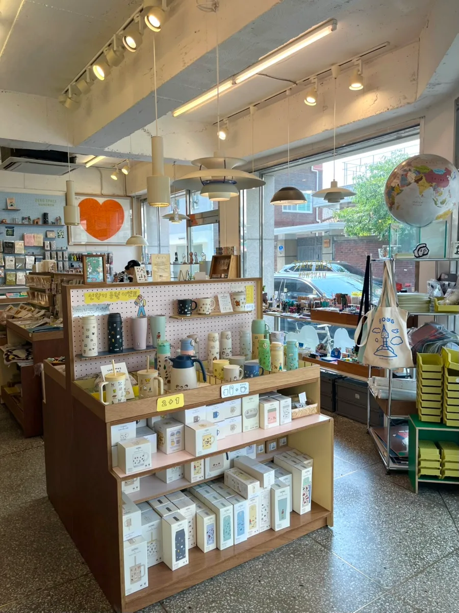 ZERO SPACE 望遠店 — マグやボトルが並ぶ明るい店内