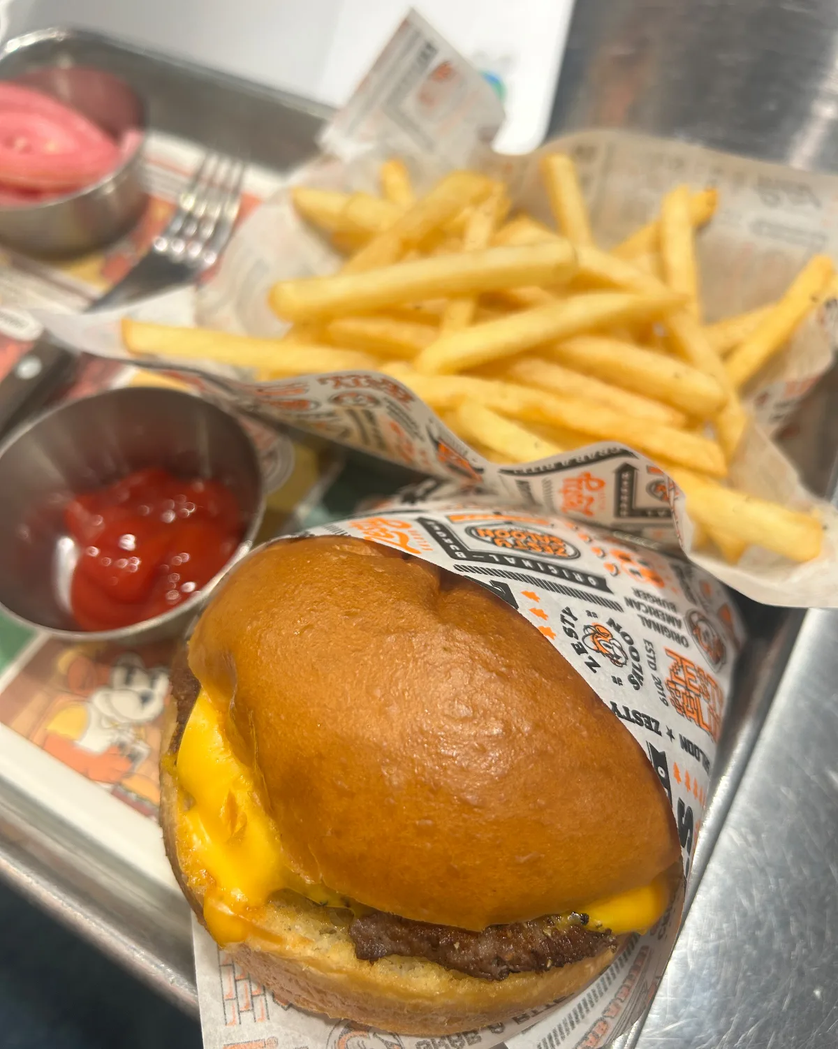 ZESTY SALOON 聖水店 — チーズバーガーとポテト