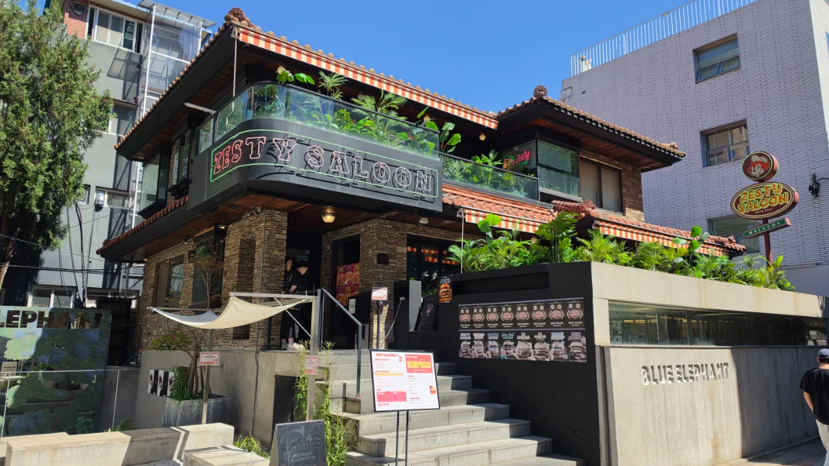 ZESTY SALOON 聖水店 — 階段の先にある赤い瓦屋根の店舗