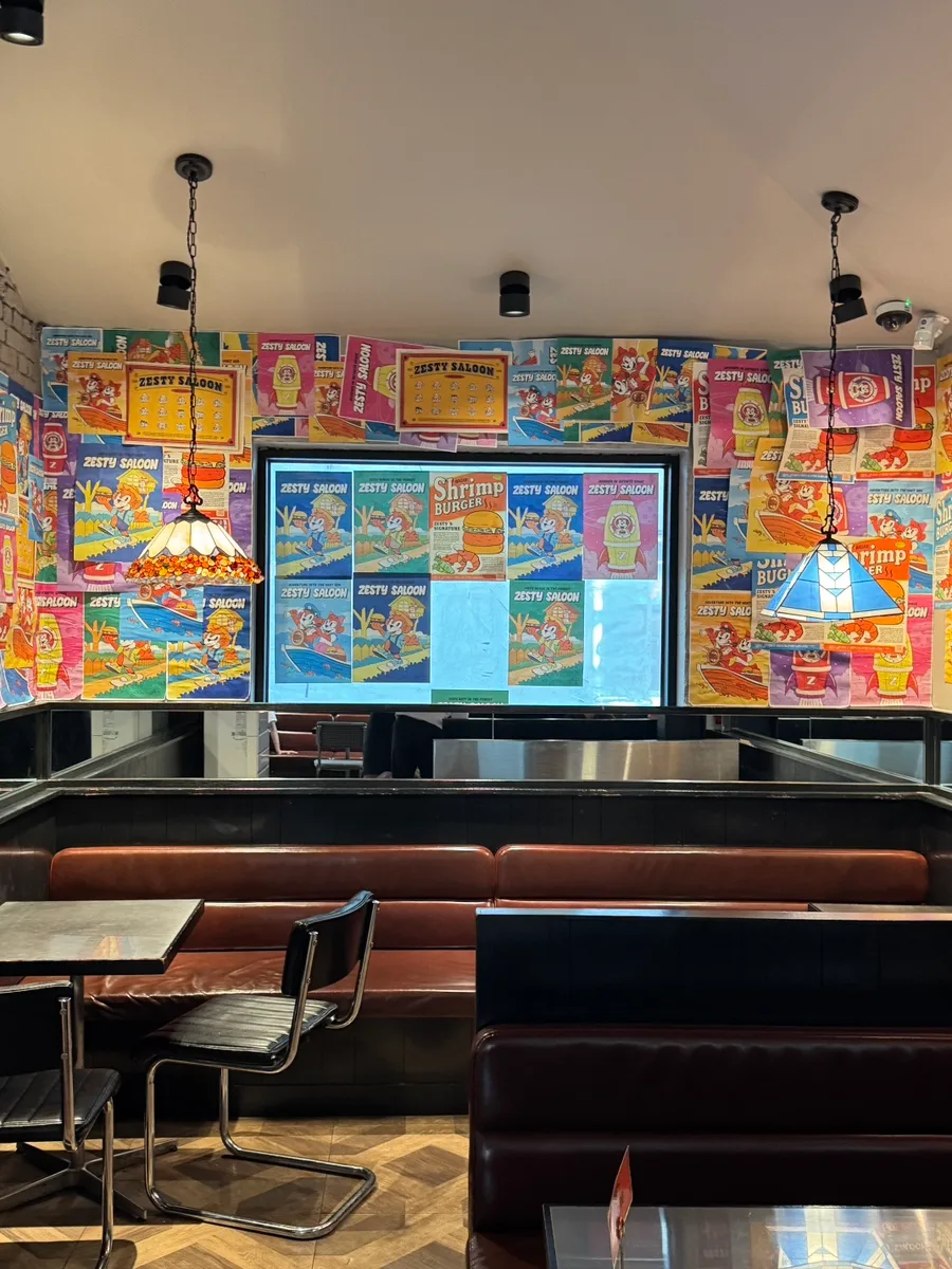 ZESTY SALOON 聖水店 — ポスターに囲まれたボックス席