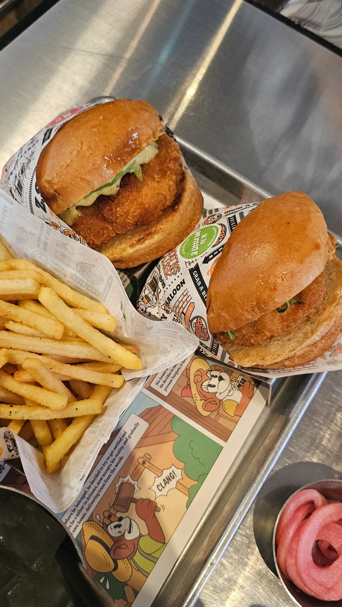 エビバーガー2つとポテト、ピクルスのオニオン