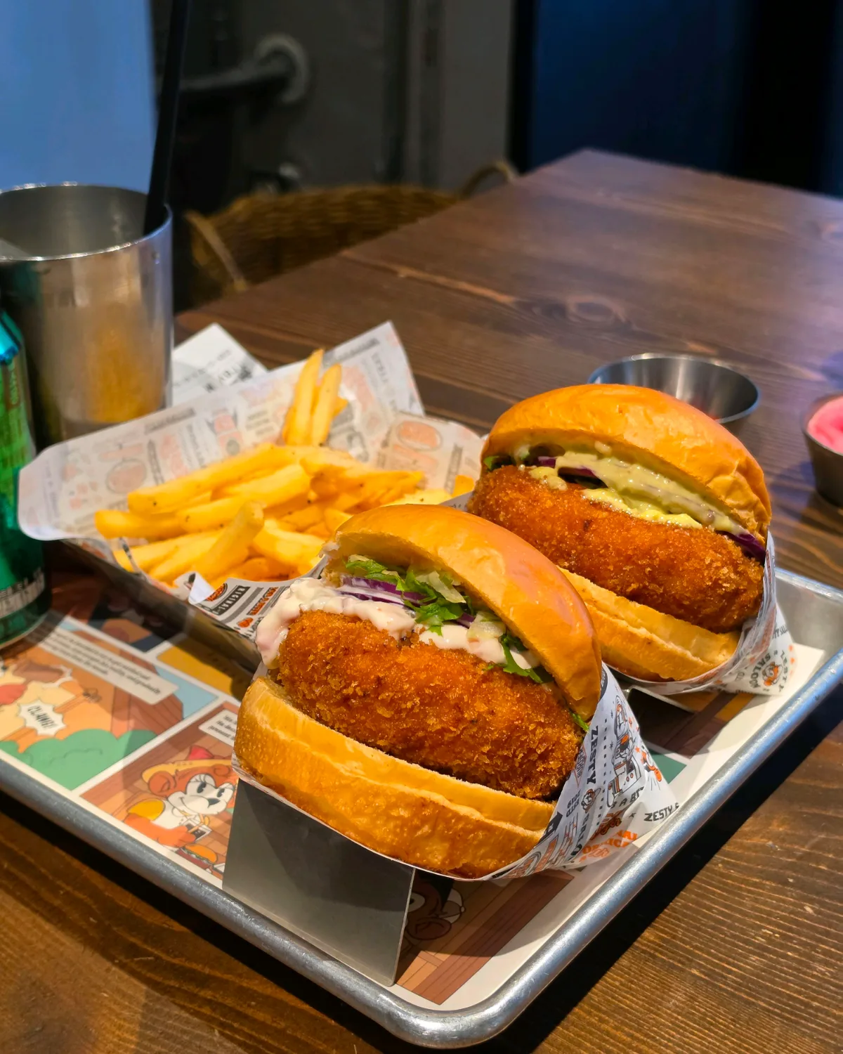 ZESTY SALOON 聖水店 — トレーに並んだ2つのエビバーガー
