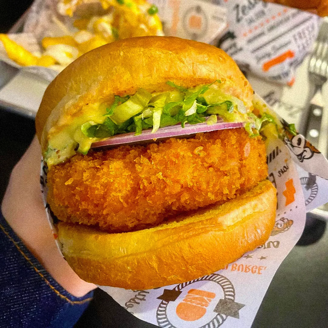 ZESTY SALOON 聖水店 — 手に持ったワサビシュリンプ