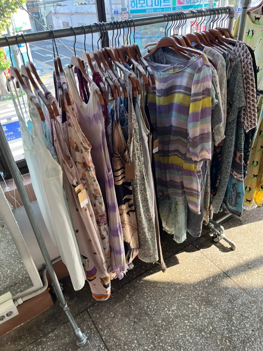 ZIGUSHOP 本店 — 日差しが届く柄物の洋服ラック