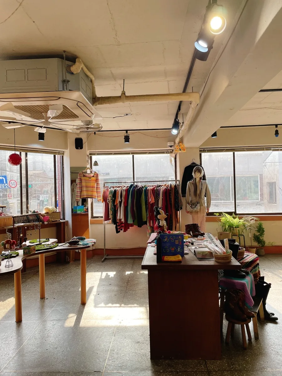 大きな窓と洋服ラックのある店内