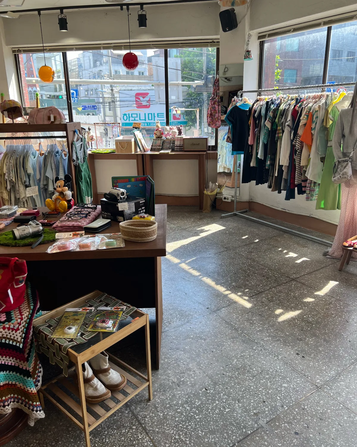 ZIGUSHOP 本店 — 窓辺の洋服ラックと雑貨の台